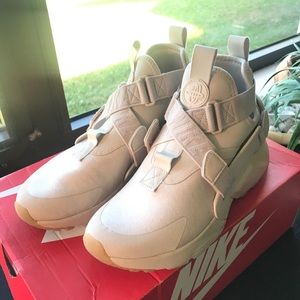 Nike 7.5 Women Air Huarache City Desert Sand